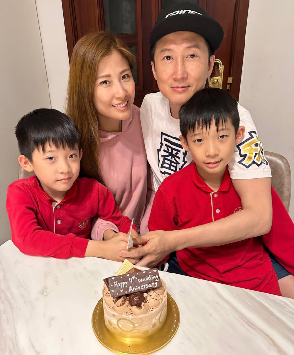 洪天明周家蔚拍片曬恩愛力證夫妻感情不變 男方一個表情慘被網民質疑好牽強