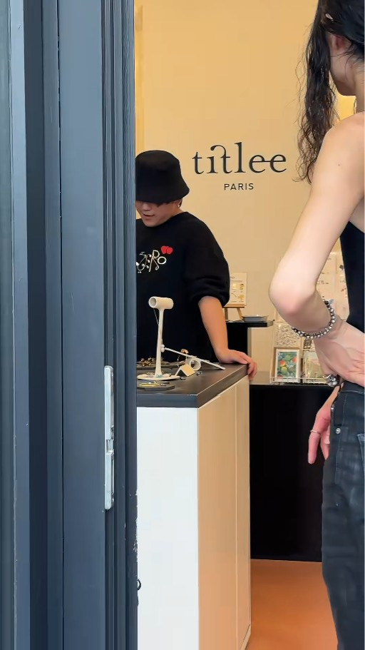 姜濤現身巴黎街頭神情輕鬆 網民感嘆工作辛苦 大讚：其實挺可愛 