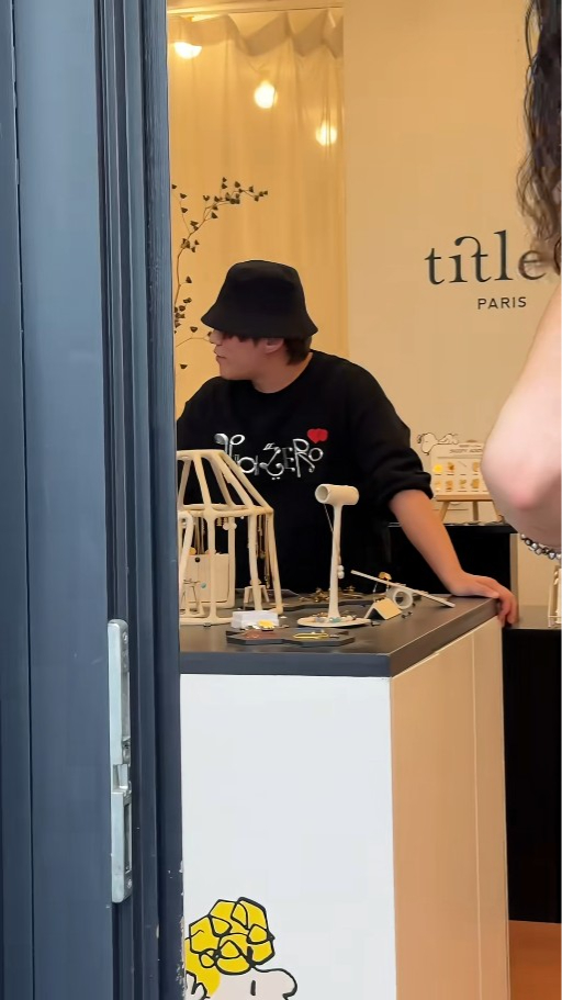 姜濤現身巴黎街頭神情輕鬆 網民感嘆工作辛苦 大讚：其實挺可愛 