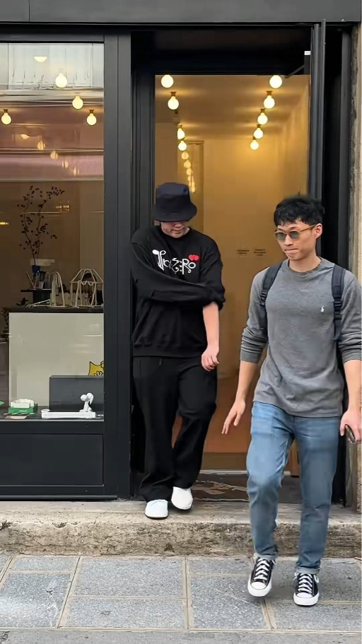 姜濤現身巴黎街頭神情輕鬆 網民感嘆工作辛苦 大讚：其實挺可愛 