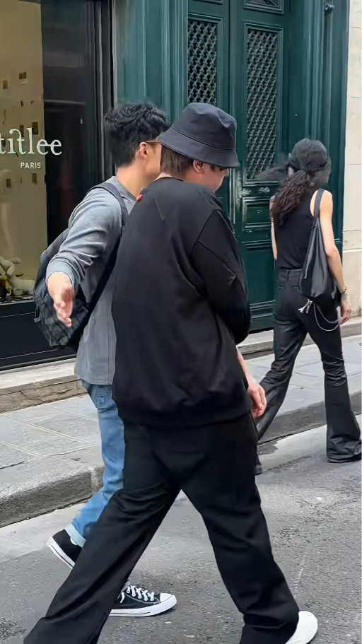 姜濤現身巴黎街頭神情輕鬆 網民感嘆工作辛苦 大讚：其實挺可愛 