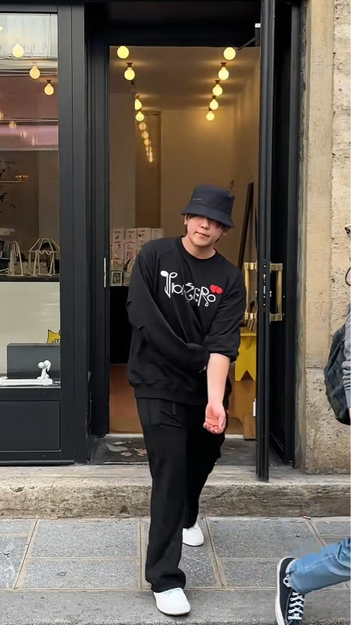 姜濤現身巴黎街頭神情輕鬆 網民感嘆工作辛苦 大讚：其實挺可愛 