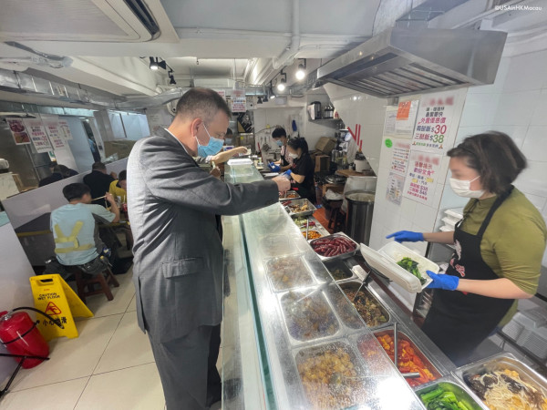 美駐港澳總領事卸任前夕遊重慶大廈 體驗「線面」歎印度奶茶