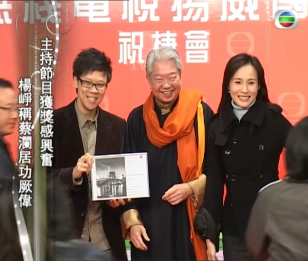 蔡瀾愛用橙色和尚袋（圖片來源：YouTube@TVB娛樂新聞台）