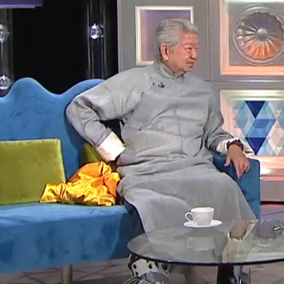 蔡瀾愛用橙色和尚袋（圖片來源：YouTube@TVB娛樂新聞台）