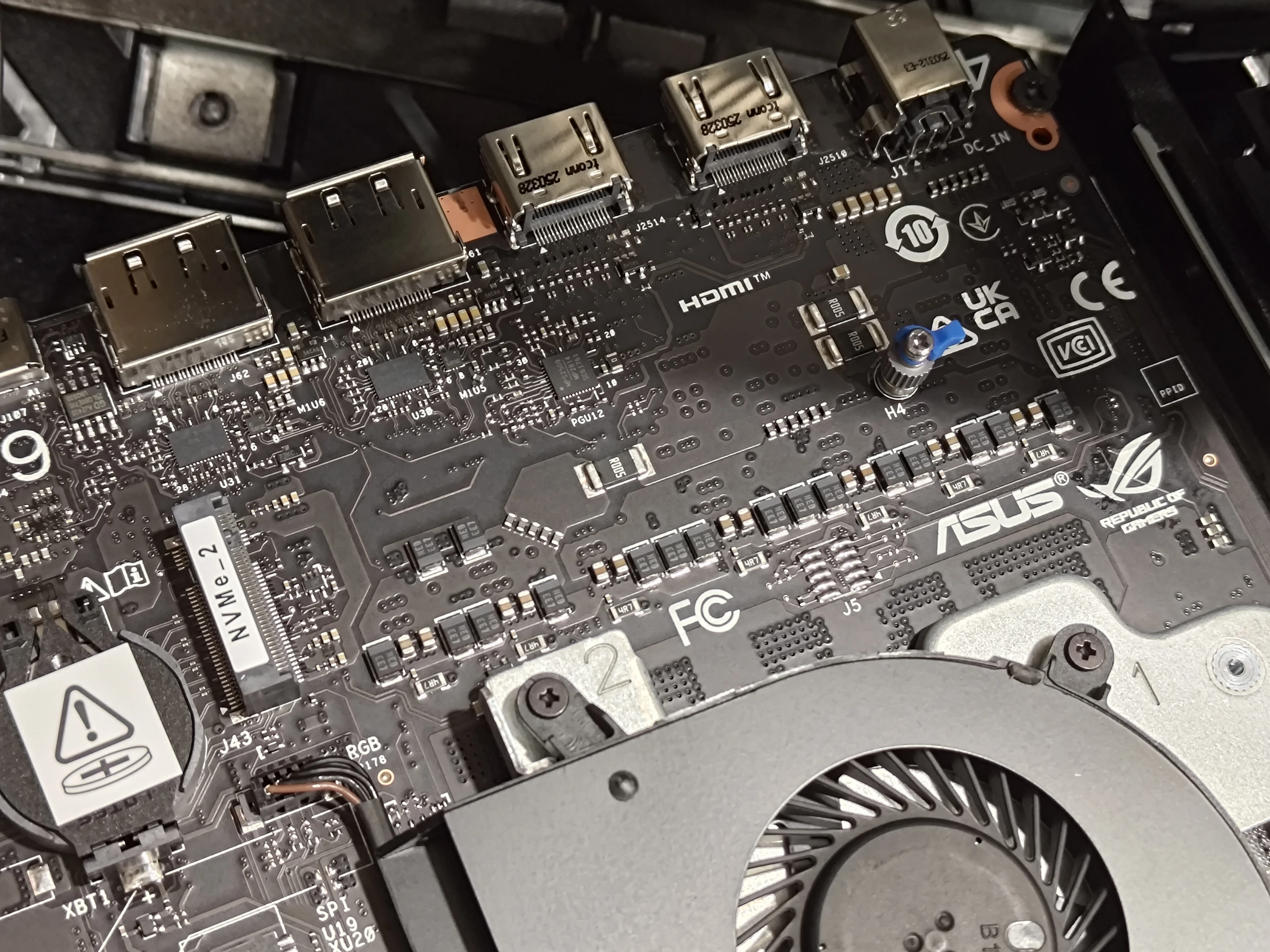 ASUS ROG NUC (2025) 終極評測！迷你機身隱藏電競巨獸，RTX 5080+AI實力盡現！