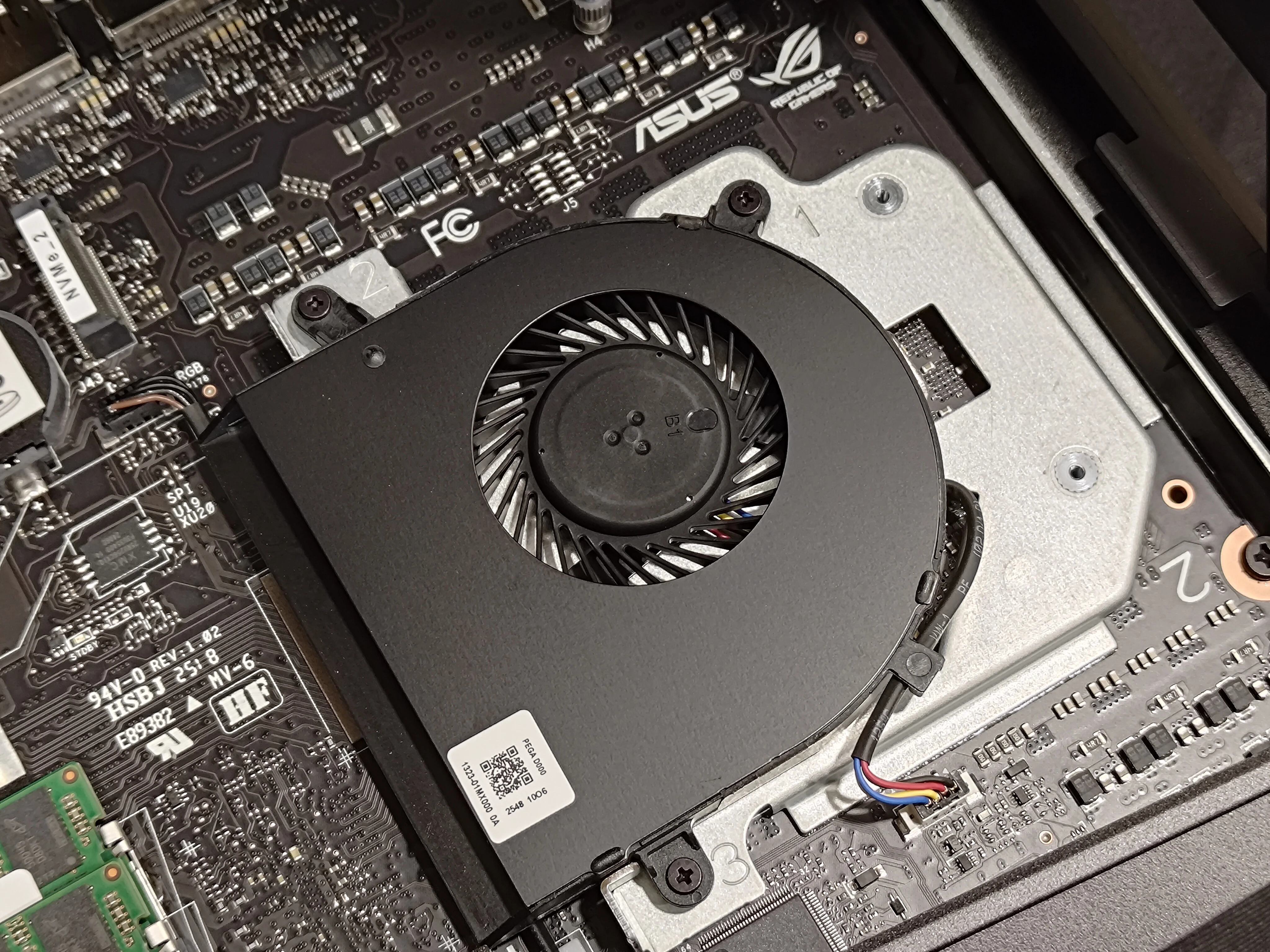 ASUS ROG NUC (2025) 終極評測！迷你機身隱藏電競巨獸，RTX 5080+AI實力盡現！