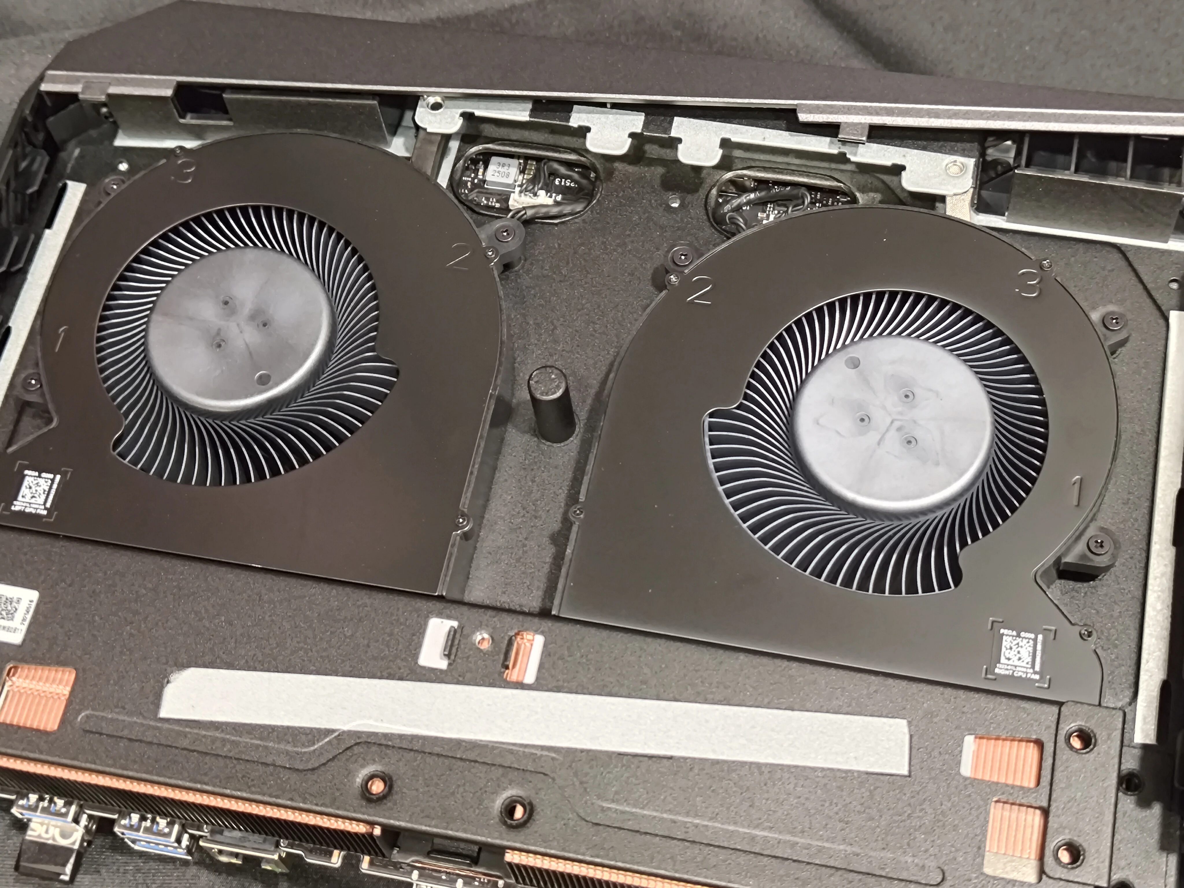 ASUS ROG NUC (2025) 終極評測！迷你機身隱藏電競巨獸，RTX 5080+AI實力盡現！