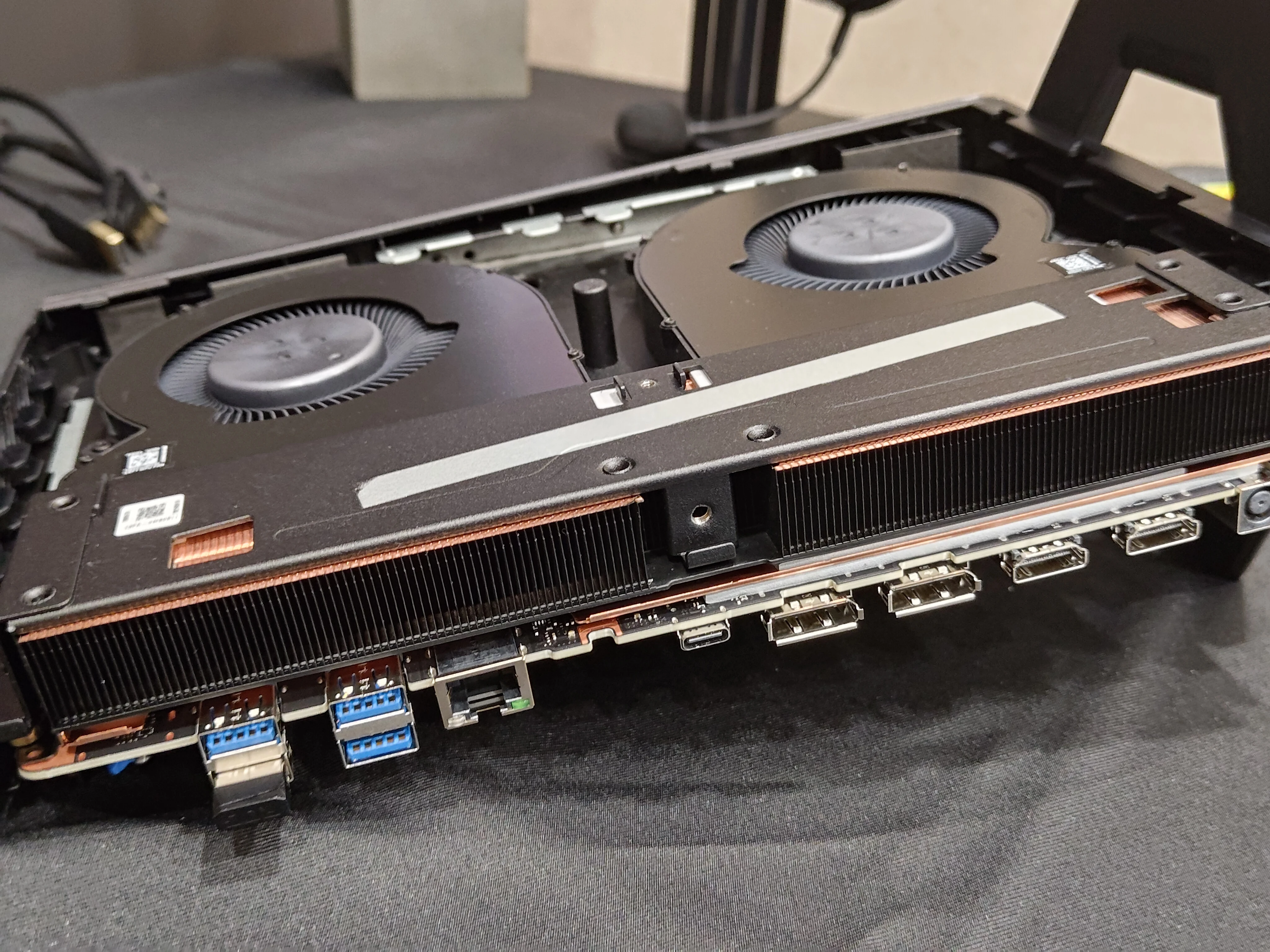 ASUS ROG NUC (2025) 終極評測！迷你機身隱藏電競巨獸，RTX 5080+AI實力盡現！