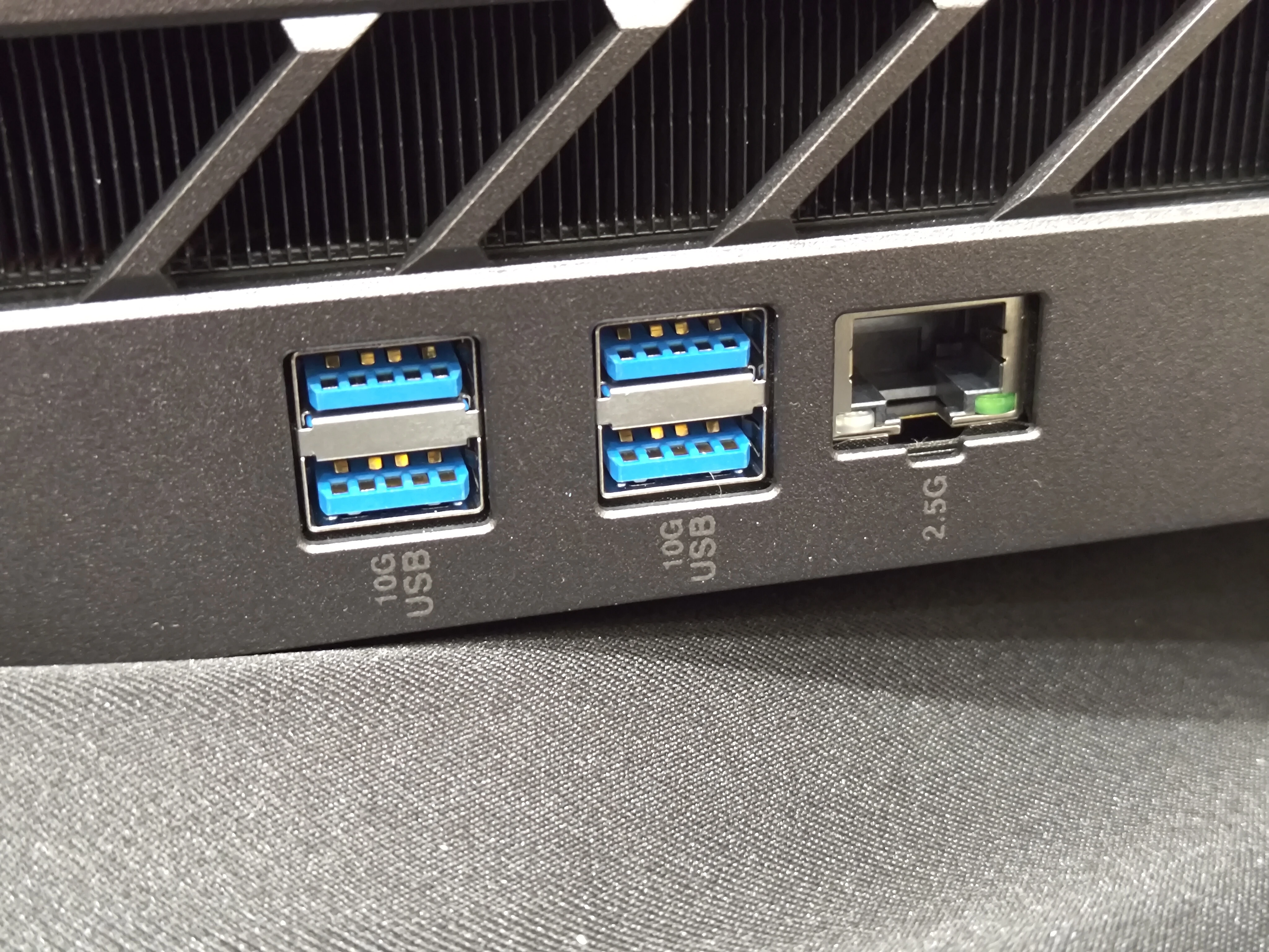 ASUS ROG NUC (2025) 終極評測！迷你機身隱藏電競巨獸，RTX 5080+AI實力盡現！