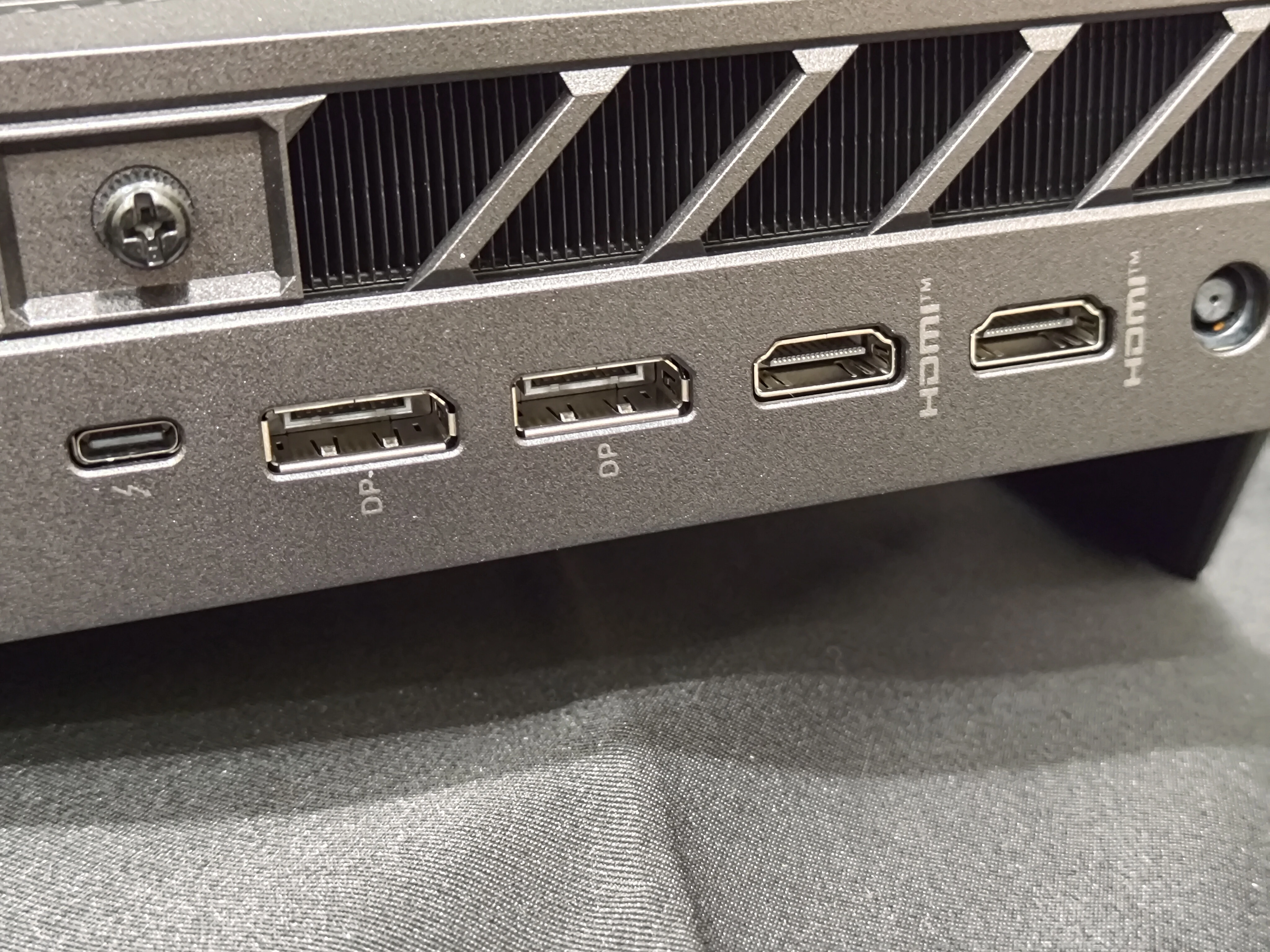 ASUS ROG NUC (2025) 終極評測！迷你機身隱藏電競巨獸，RTX 5080+AI實力盡現！