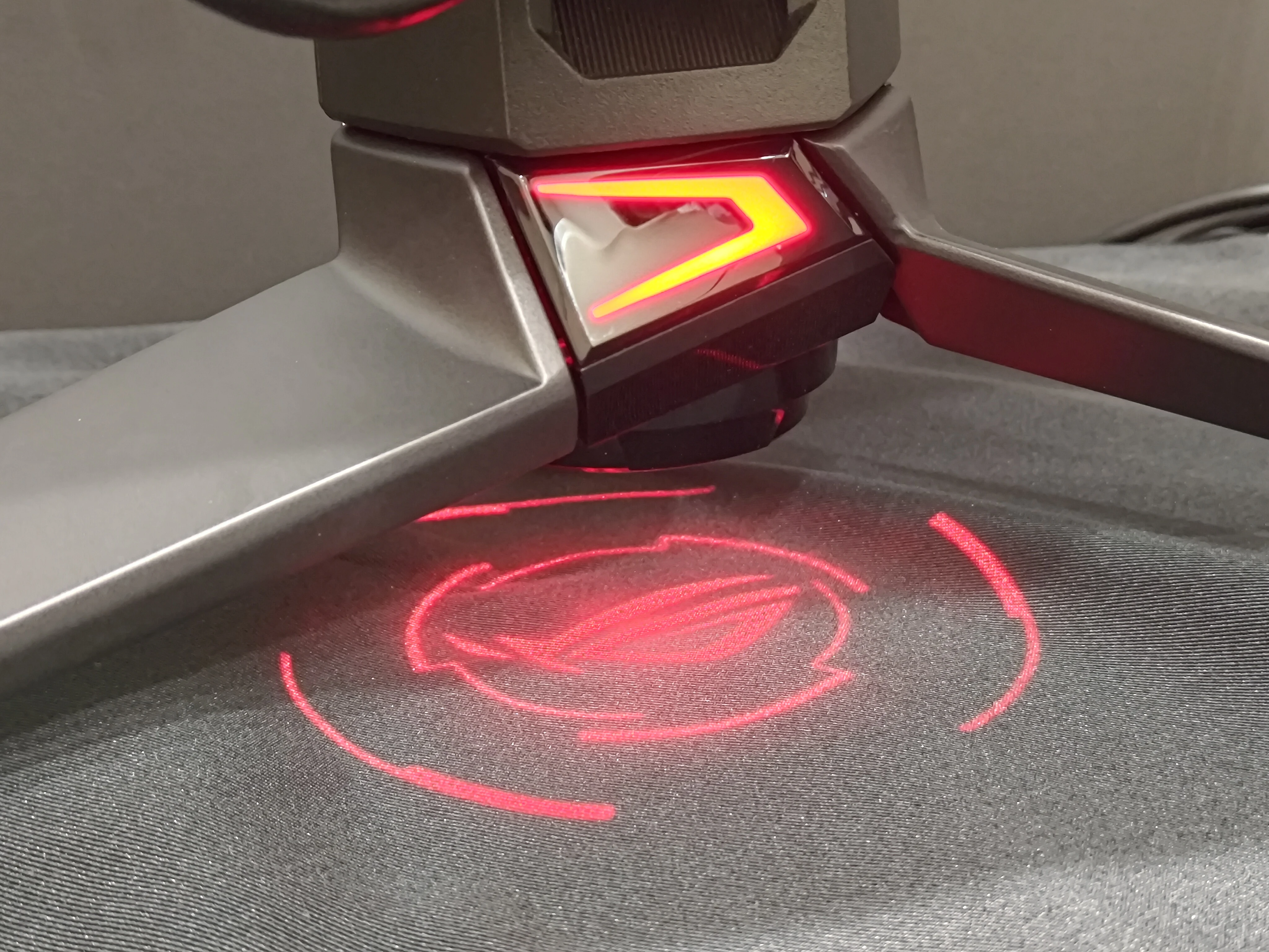 ASUS ROG NUC (2025) 終極評測！迷你機身隱藏電競巨獸，RTX 5080+AI實力盡現！