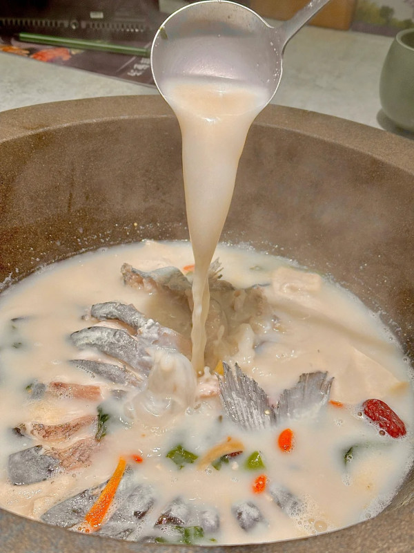 鮮潭蒸氣石鍋魚（圖片來源：小紅書@鮮潭蒸氣石鍋魚）