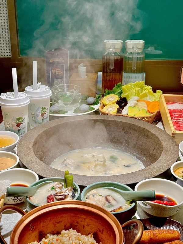 鮮潭蒸氣石鍋魚（圖片來源：小紅書@鮮潭蒸氣石鍋魚）