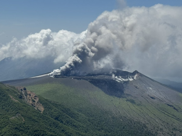 俄羅斯沉睡600年火山首度爆發 疑與8.8級地震有關 專家警告後續影響！ 