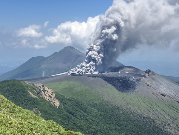 九州新燃岳火山一周地震逾2000次 乘客機上拍片 直擊火山噴煙