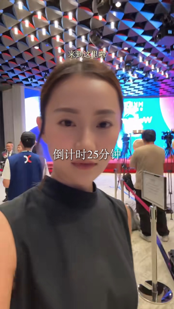 40歲女藝人代表公司上市敲鐘威到盡 淡出娛圈後嫁入豪門：老公要多謝我