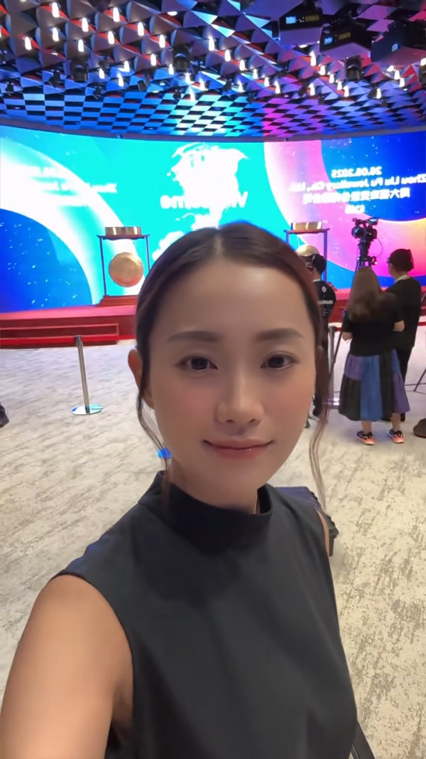 40歲女藝人代表公司上市敲鐘威到盡 淡出娛圈後嫁入豪門：老公要多謝我