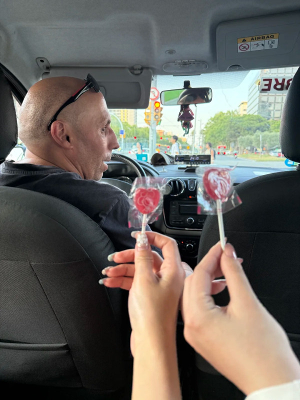 內地網民遊巴塞坐的士遇善心人 上車熱情送糖果 結局神反轉贈警世建議 