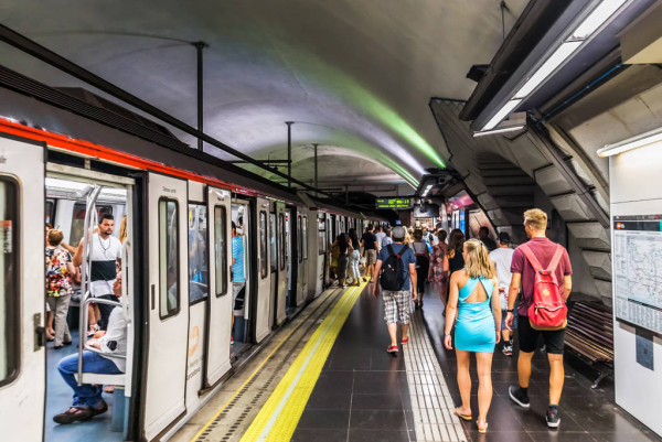 內地網民遊巴塞坐的士遇善心人 上車熱情送糖果 結局神反轉贈警世建議 