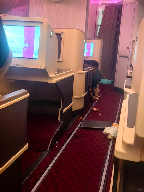 深圳客機遭遇強氣流急墜三秒 機艙一片狼藉 乘客驚聲尖叫似坐跳樓機