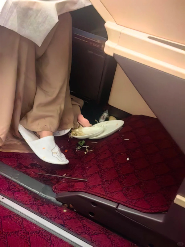 深圳客機遭遇強氣流急墜三秒 機艙一片狼藉 乘客驚聲尖叫似坐跳樓機