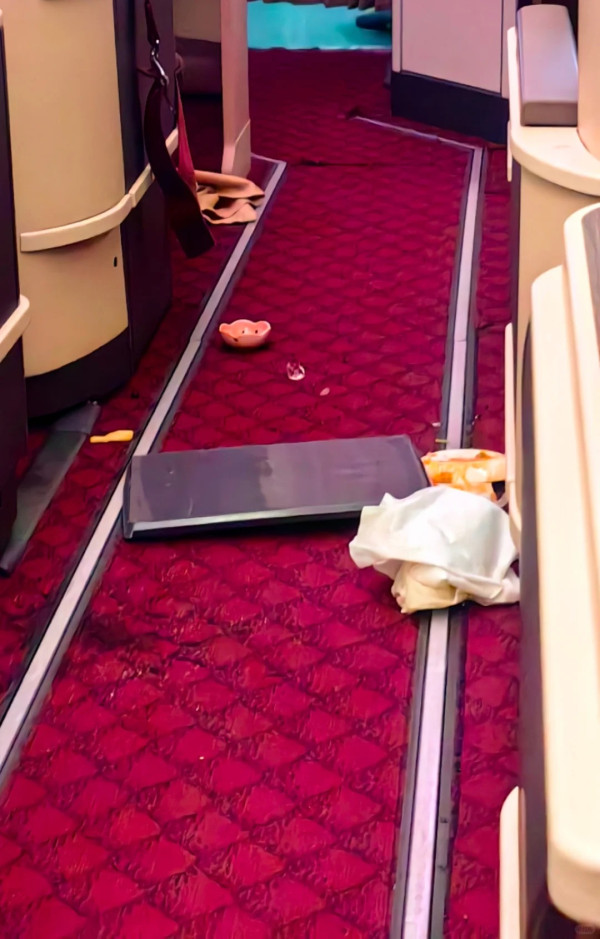 深圳客機遭遇強氣流急墜三秒 機艙一片狼藉 乘客驚聲尖叫似坐跳樓機