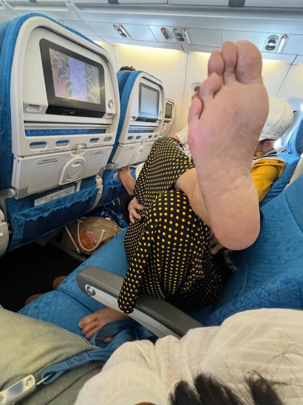 16歲少女飛機上突然分娩誕下女嬰 網上瘋傳患傳染病惹恐慌 