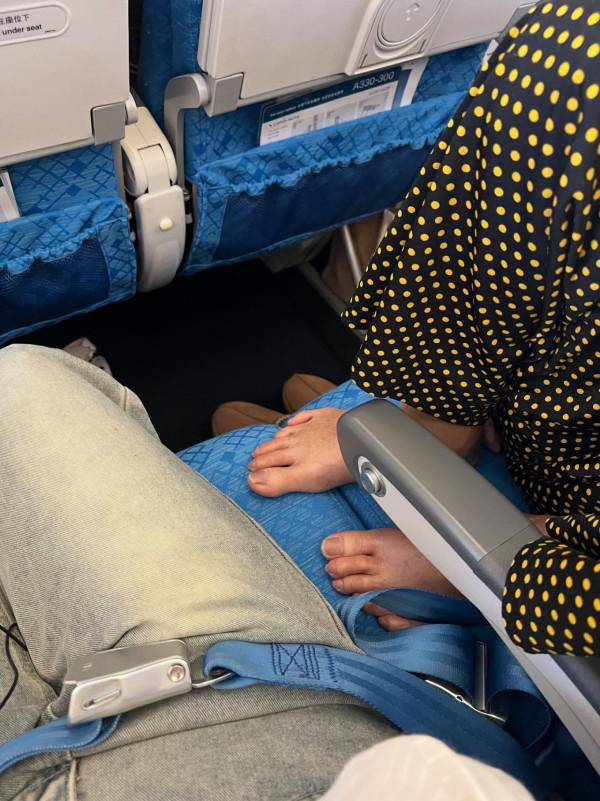 16歲少女飛機上突然分娩誕下女嬰 網上瘋傳患傳染病惹恐慌 