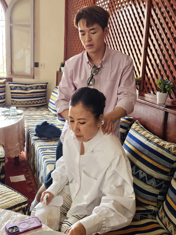 帶阿姐看世界｜暢遊摩洛哥撒哈拉沙漠騎駱駝 汪明荃大讚阮浩棕勁勤力！ 