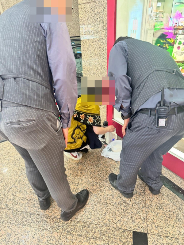 窮遊香港？內地大媽商場「偷電」踎街邊煲糖水惹議：文明限制想像力