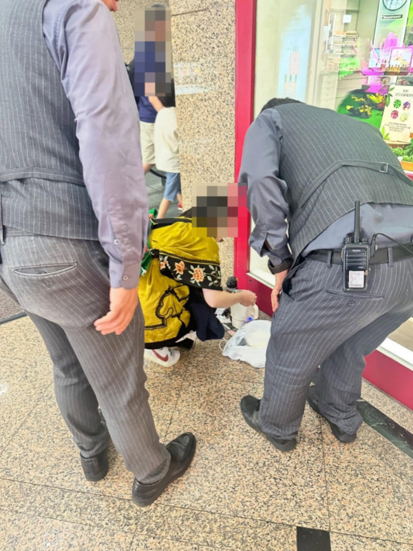 窮遊香港？內地大媽商場「偷電」踎街邊煲糖水惹議：文明限制想像力