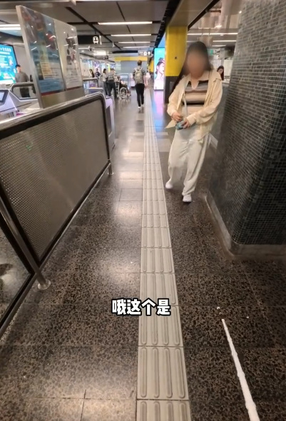 荃灣天橋伯伯賣Labubu黏土公仔 每隻$80路人幫襯讚有市場觸覺