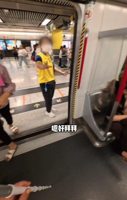 荃灣天橋伯伯賣Labubu黏土公仔 每隻$80路人幫襯讚有市場觸覺