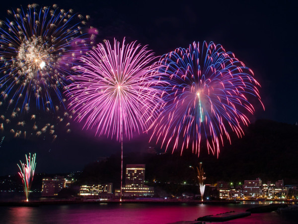 圖片來源:熱海海上花火大會官網 熱海花火大會|香港KOL雪兒為日本睇煙花自私行為道歉 認與霍哥遊日澄清已與前夫分居