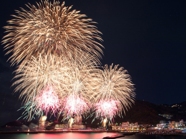 圖片來源:熱海海上花火大會官網 熱海花火大會|香港KOL雪兒為日本睇煙花自私行為道歉 認與霍哥遊日澄清已與前夫分居