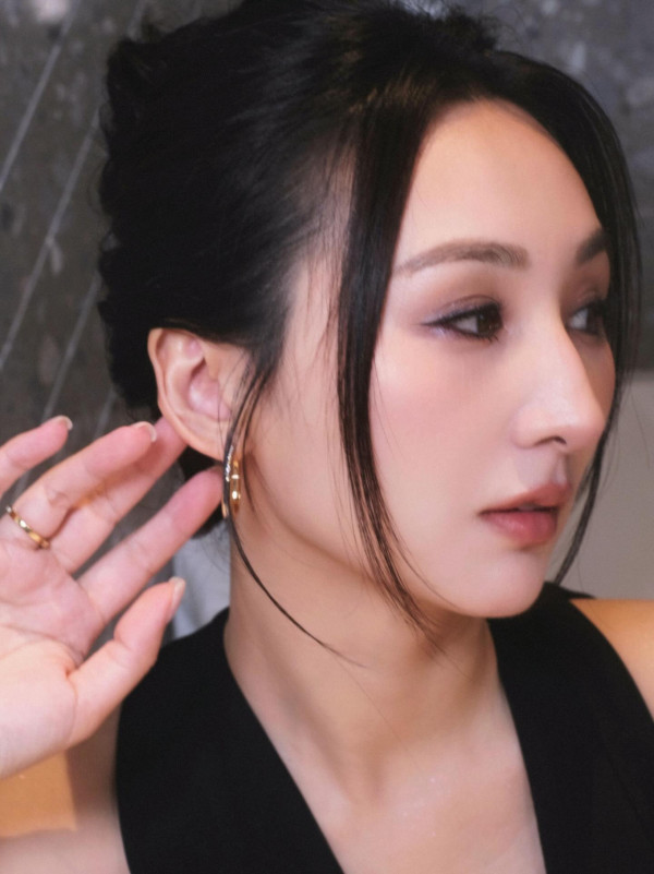 高海寧性感戰衣中門大開胸形畢露 透視裝晒34D澎湃上圍視覺效果極震撼