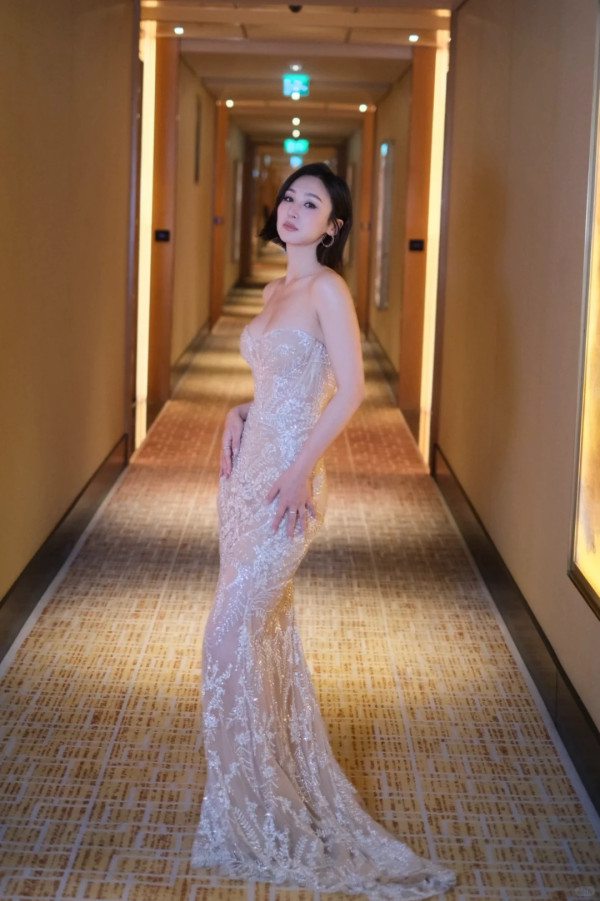 高海寧性感戰衣中門大開胸形畢露 透視裝晒34D澎湃上圍視覺效果極震撼