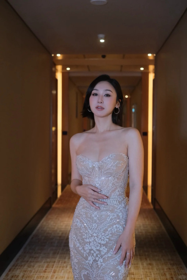 高海寧性感戰衣中門大開胸形畢露 透視裝晒34D澎湃上圍視覺效果極震撼