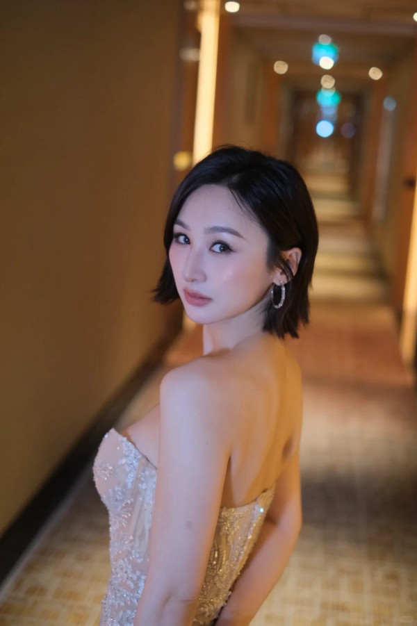高海寧性感戰衣中門大開胸形畢露 透視裝晒34D澎湃上圍視覺效果極震撼