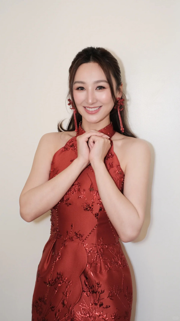 高海寧性感戰衣中門大開胸形畢露 透視裝晒34D澎湃上圍視覺效果極震撼