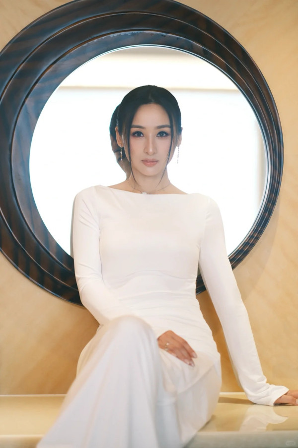 高海寧性感戰衣中門大開胸形畢露 透視裝晒34D澎湃上圍視覺效果極震撼