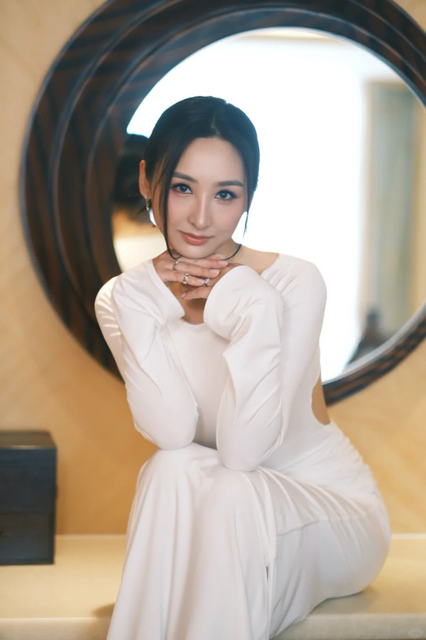 高海寧性感戰衣中門大開胸形畢露 透視裝晒34D澎湃上圍視覺效果極震撼