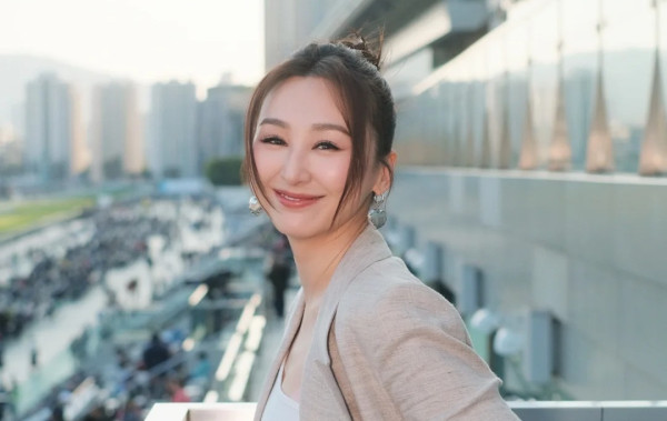 高海寧性感戰衣中門大開胸形畢露 透視裝晒34D澎湃上圍視覺效果極震撼