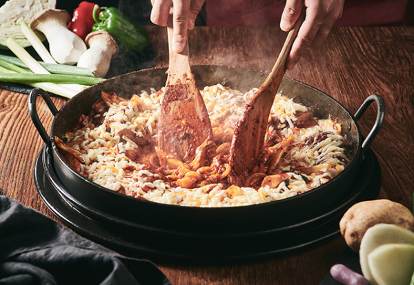 明洞美食 （圖片來源：柳家辣炒雞排鐵板雞官網）