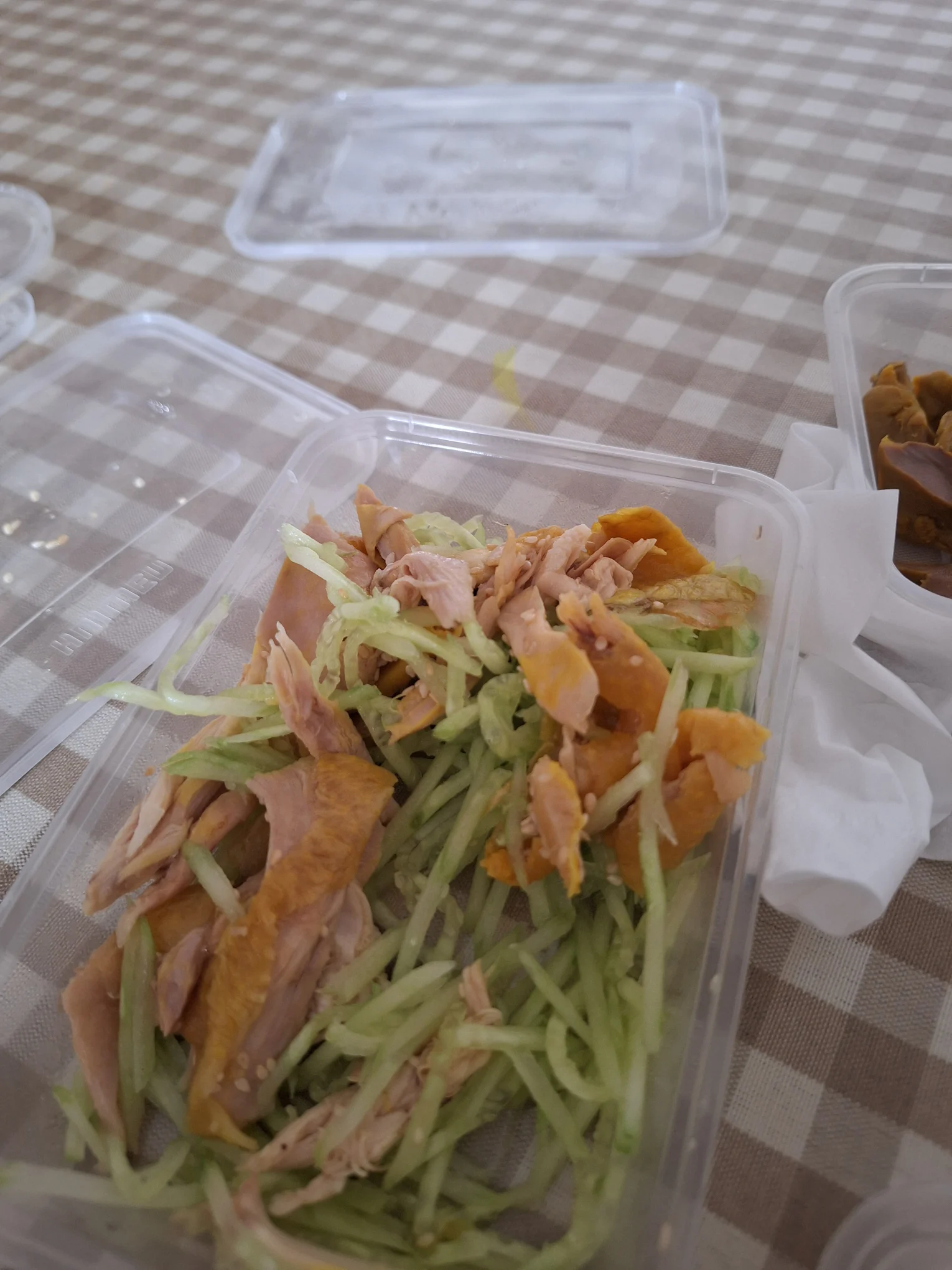 「手撕雞天花板店」$70外賣雞得2啖！事主怒批叫手撕青瓜飯啦 &nbsp;留言：呢間嘢伏到嘔