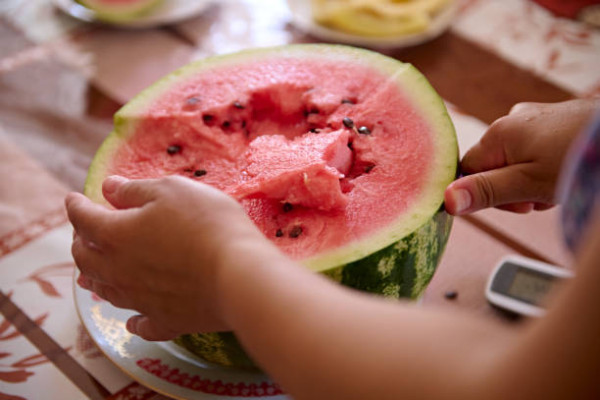 30多歲男食西瓜不吐籽致患盲腸炎！幾十粒籽積在盲腸需手術取出