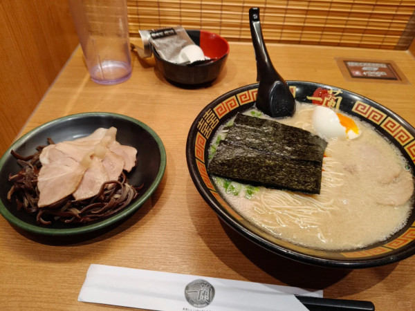 內地情侶遊港二人分食一碗拉麵 指女友因此不開心 網民：沒問題/太寒酸 