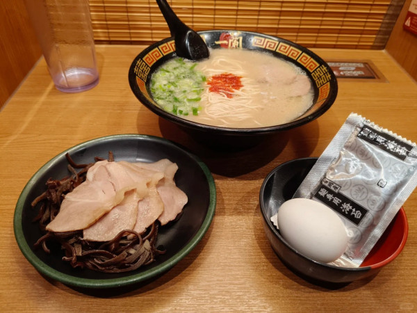 內地情侶遊港二人分食一碗拉麵 指女友因此不開心 網民：沒問題/太寒酸 