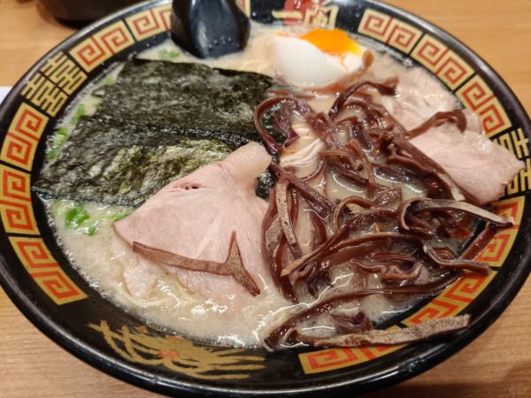 內地情侶遊港二人分食一碗拉麵 指女友因此不開心 網民：沒問題/太寒酸 